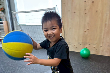 ボールで遊ぶ男の子