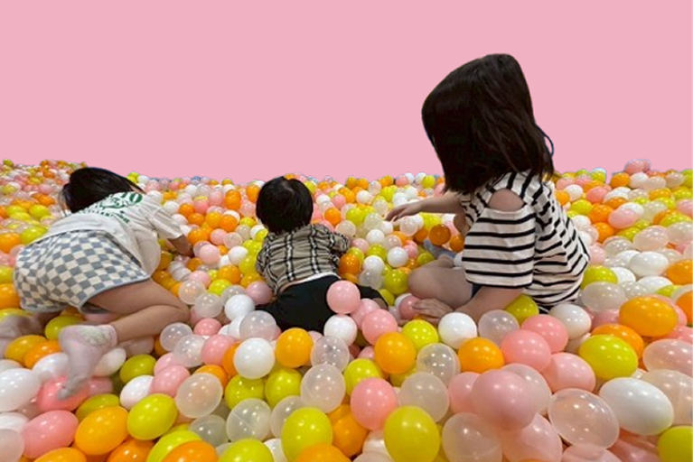 ボールで遊ぶ子供達